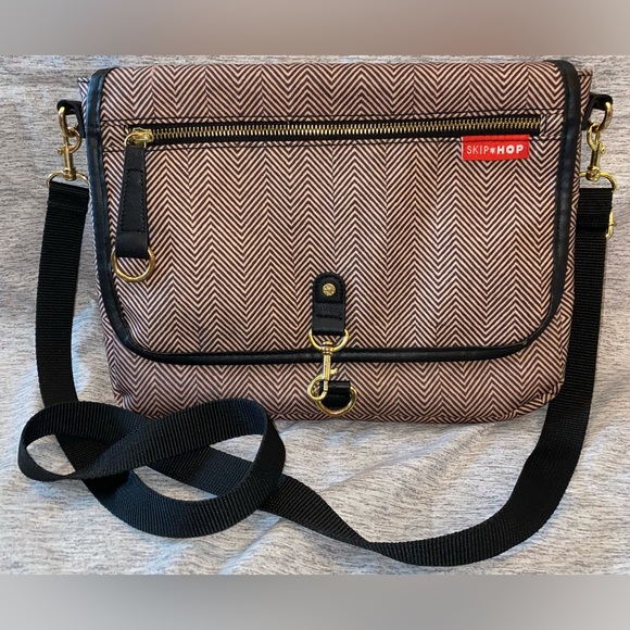 Skip*Hop Brown Zig-Zag Diaper Bag With Changing Pad - Picture 3 of 12